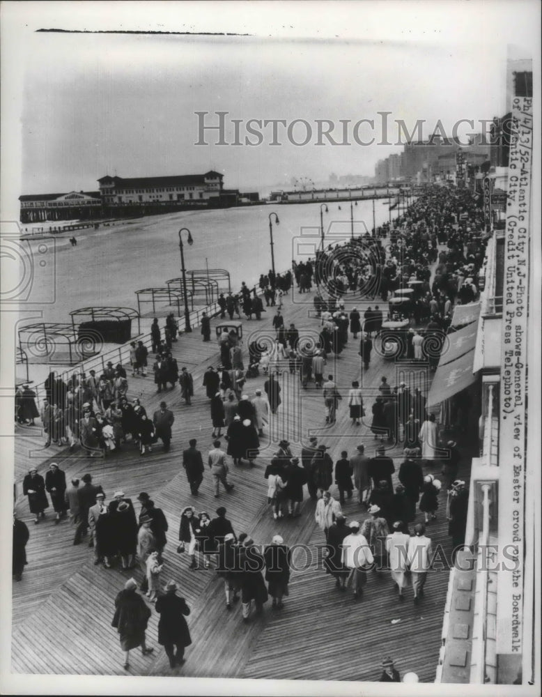 1952 Press Photo Easter Crowd on the Boardwalk of Atlantic City, New Jersey