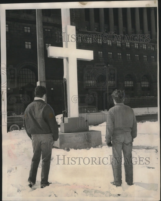 1956 Press Photo Young boys admiring huge cross in Milwaukee's MacArthur Square- Historic Images