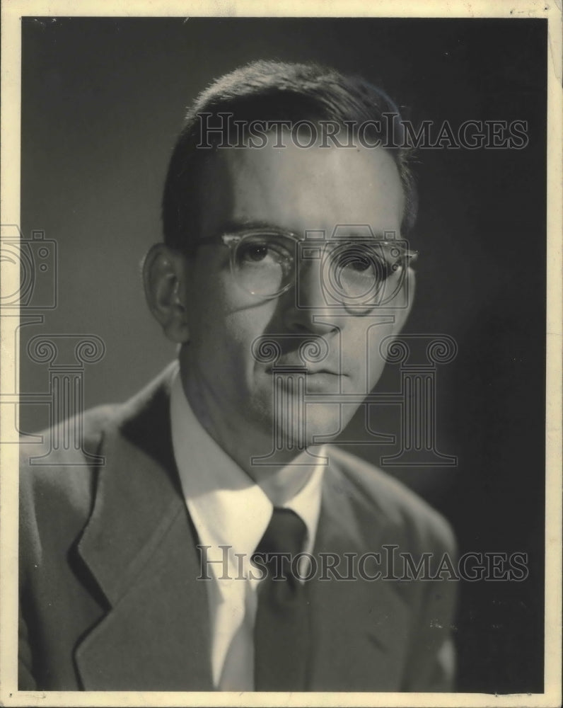 Load image into Gallery viewer, 1955 Press Photo James Meyer offers advise on using a camera. - mjb43759
