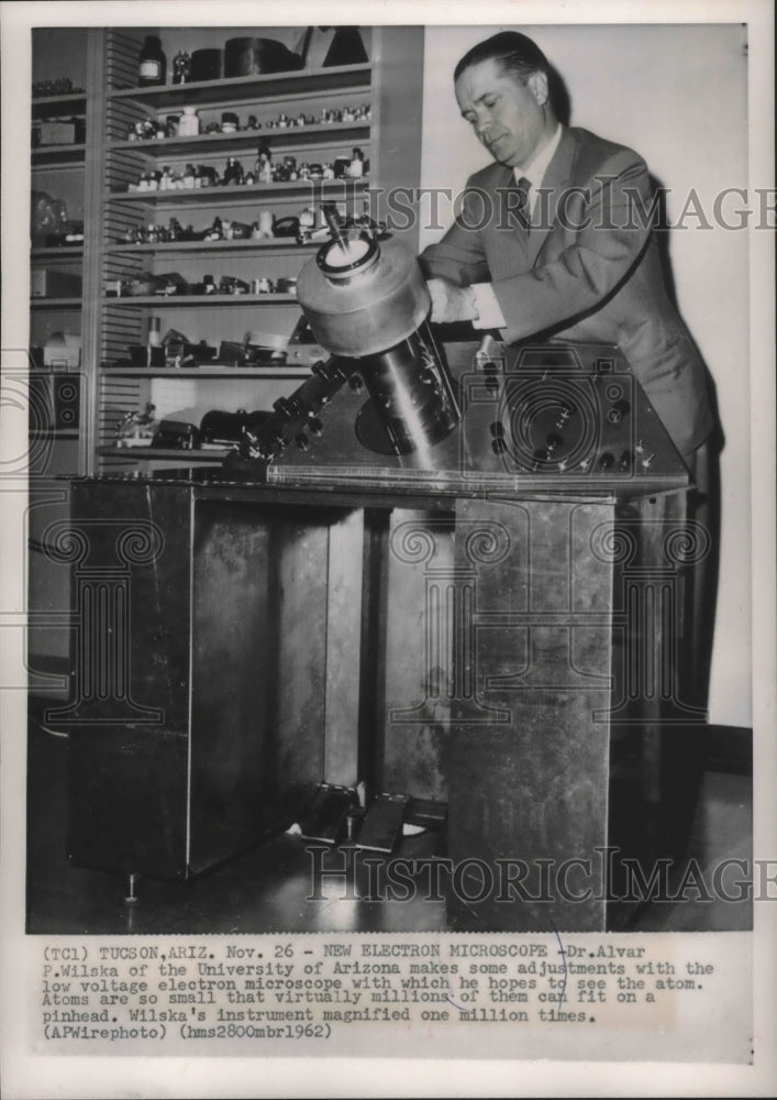 1962 Press Photo Dr. Alvar Wilska adjusting a electron microscope, Tucson, AZ