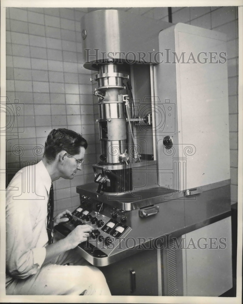 1958 Press Photo A technician studies an object under the electron microscope- Historic Images