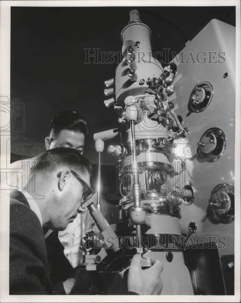 1968 Press Photo Researchers view four electron microscopes, Milwaukee- Historic Images