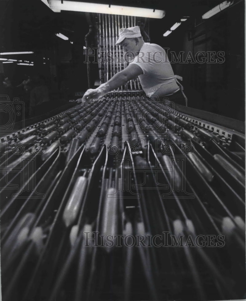 Load image into Gallery viewer, 1978 Press Photo Oscar Mayer Co.'s Continuous Wiener Processor "Hot Dog Highway"
