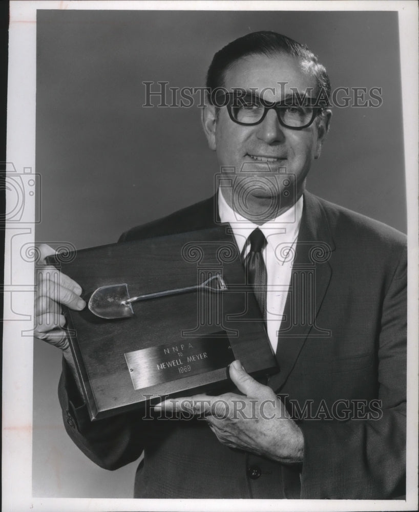 1969 Press Photo Newell G. Meyer awarded the annual Silver Shovel Award, WI- Historic Images