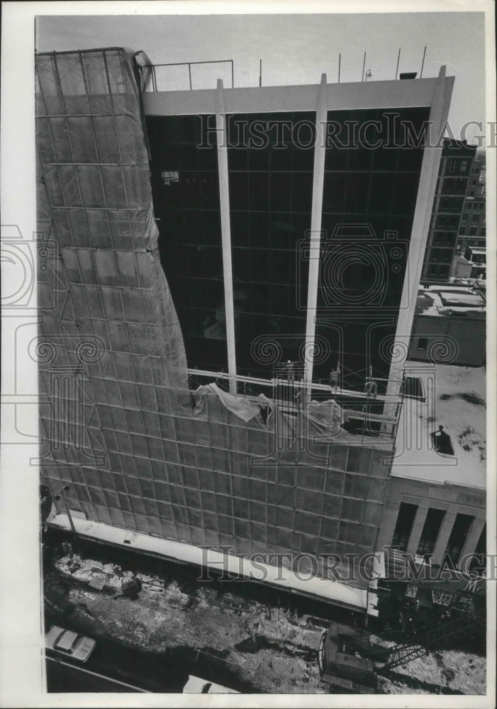 1965 Press Photo Workmen remove plastic from the future Midland National bank- Historic Images