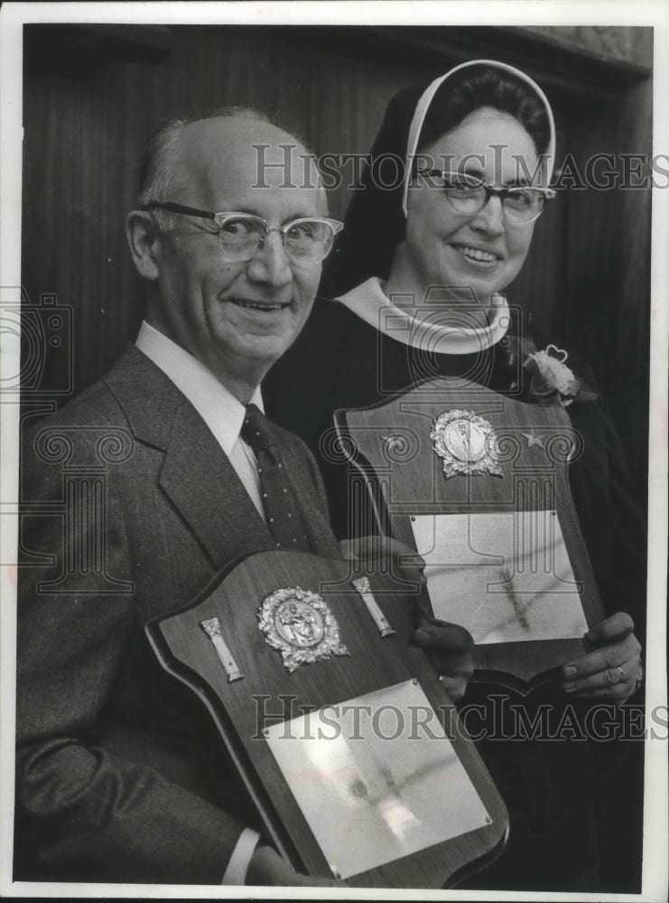 Load image into Gallery viewer, 1971 Press Photo Milwaukee Award winners Myron Mayer and Sister Mary Alvernia
