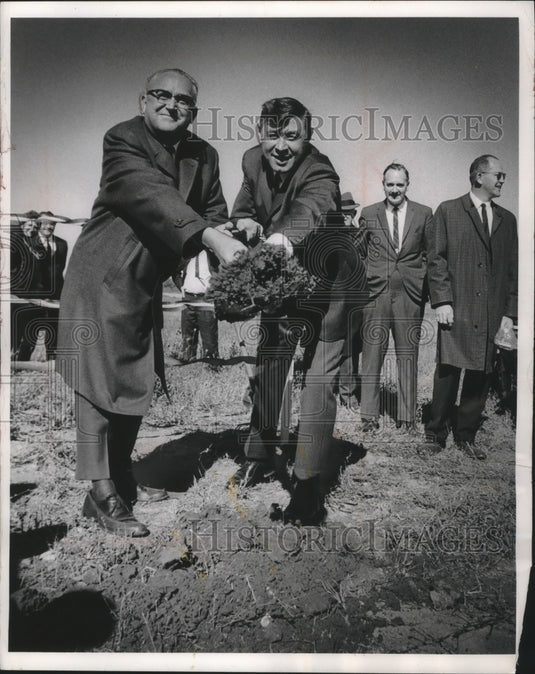 1965 Press Photo Mayor Maier & HR Perlick at new expressway site in Milwaukee- Historic Images
