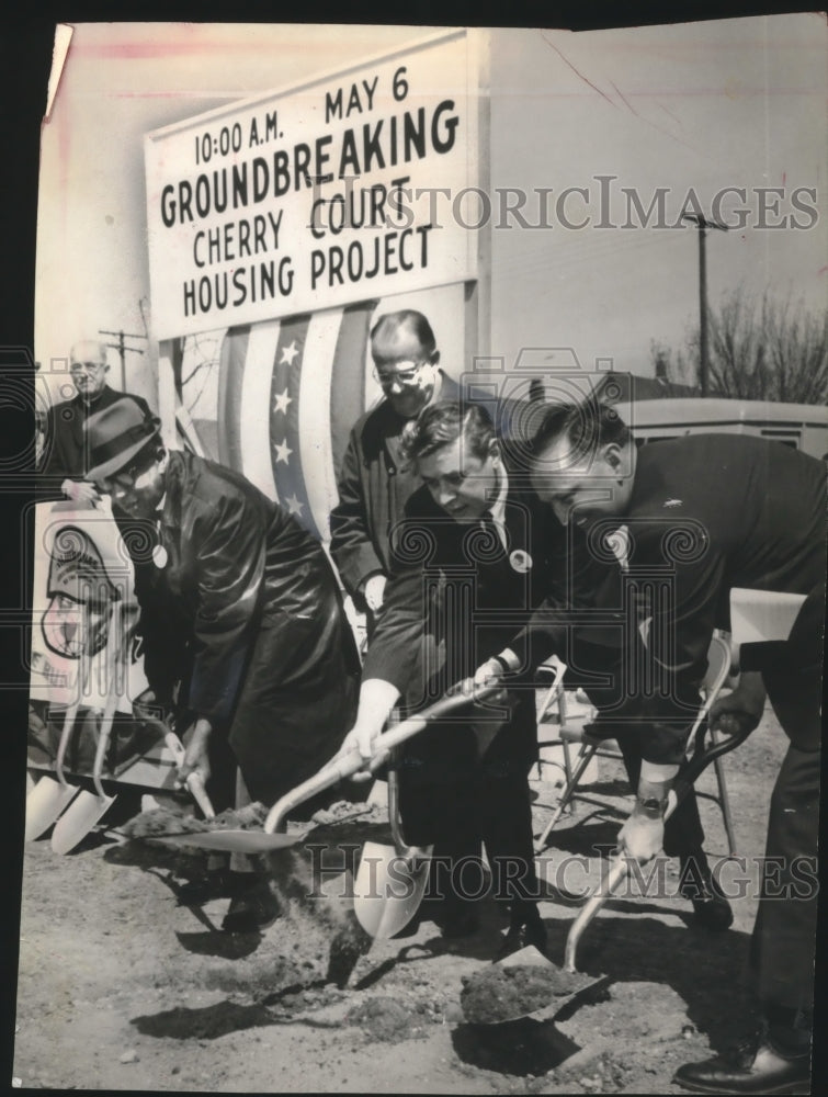 1966 Press Photo Milwaukee officials start project, Cherry Court public housing- Historic Images