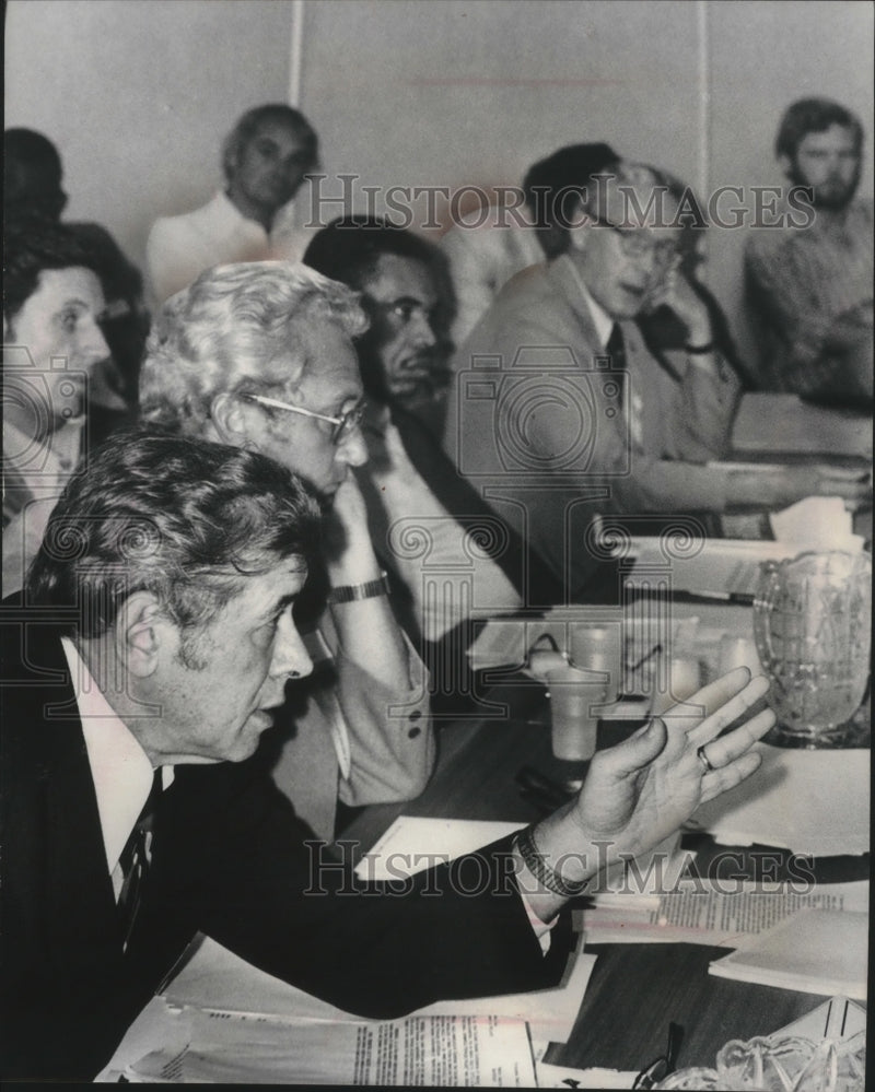 Load image into Gallery viewer, 1976 Press Photo Mayor Maier and Mayor Moon Landrieu at US Conference of Mayors
