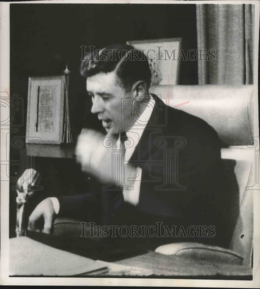 1962 Press Photo Mayor Henry Maier at his desk during press conference