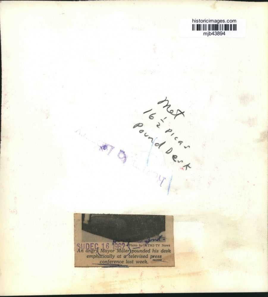 1962 Press Photo Mayor Henry Maier at his desk during press conference