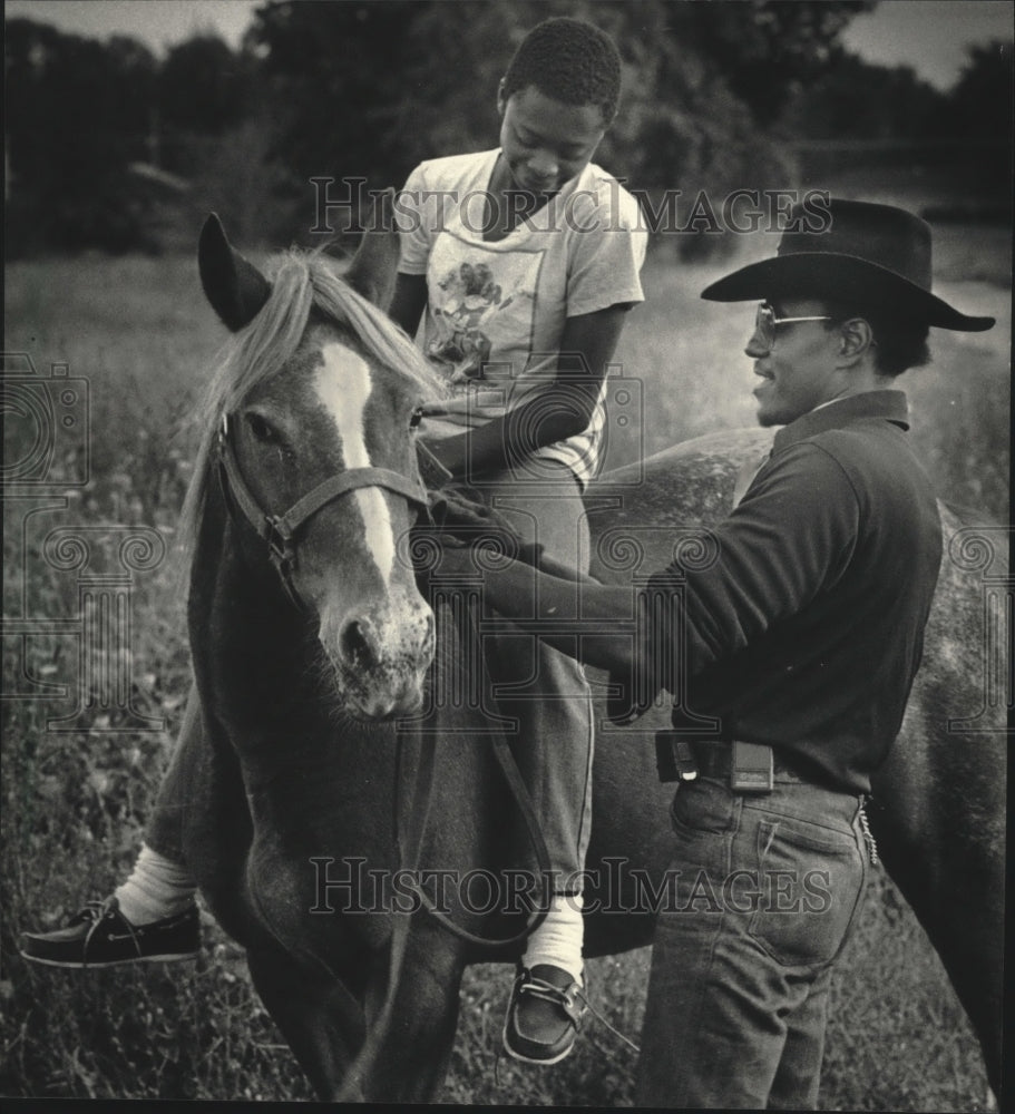 1986 Press Photo Cowboy Issac Steele teaches Tony Tate how to adjust reins