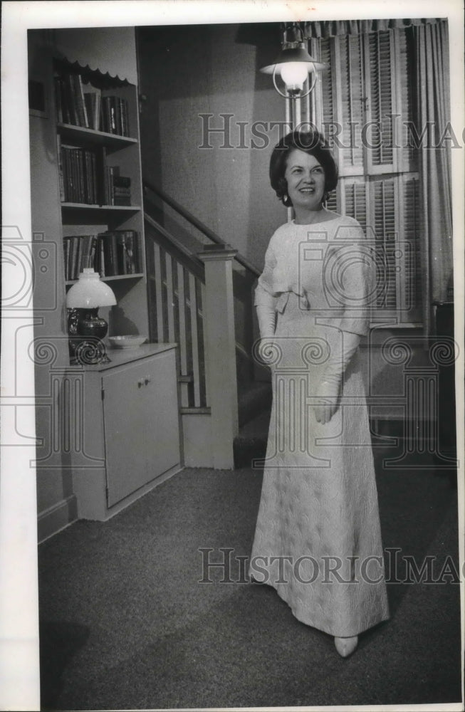 1964 Press Photo Mrs. Henry Maier, wife of mayor wears white brocade, Milwaukee.