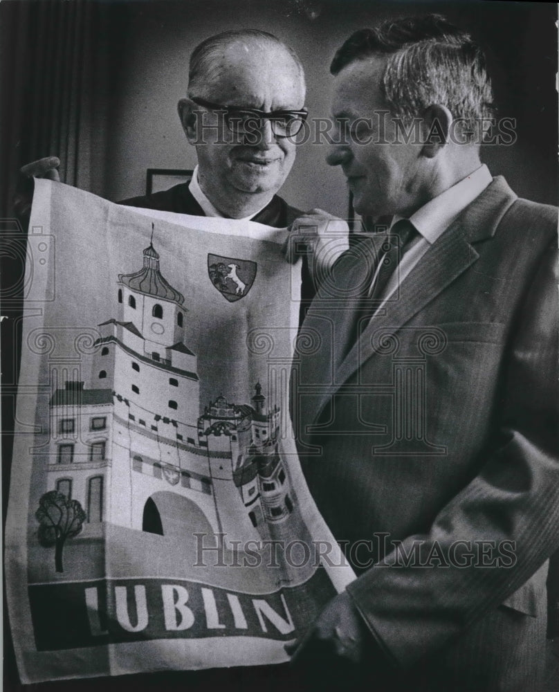 1970 Press Photo Milwaukee County Judge Thaddeus Pruss and Judge Richard Wolak.- Historic Images