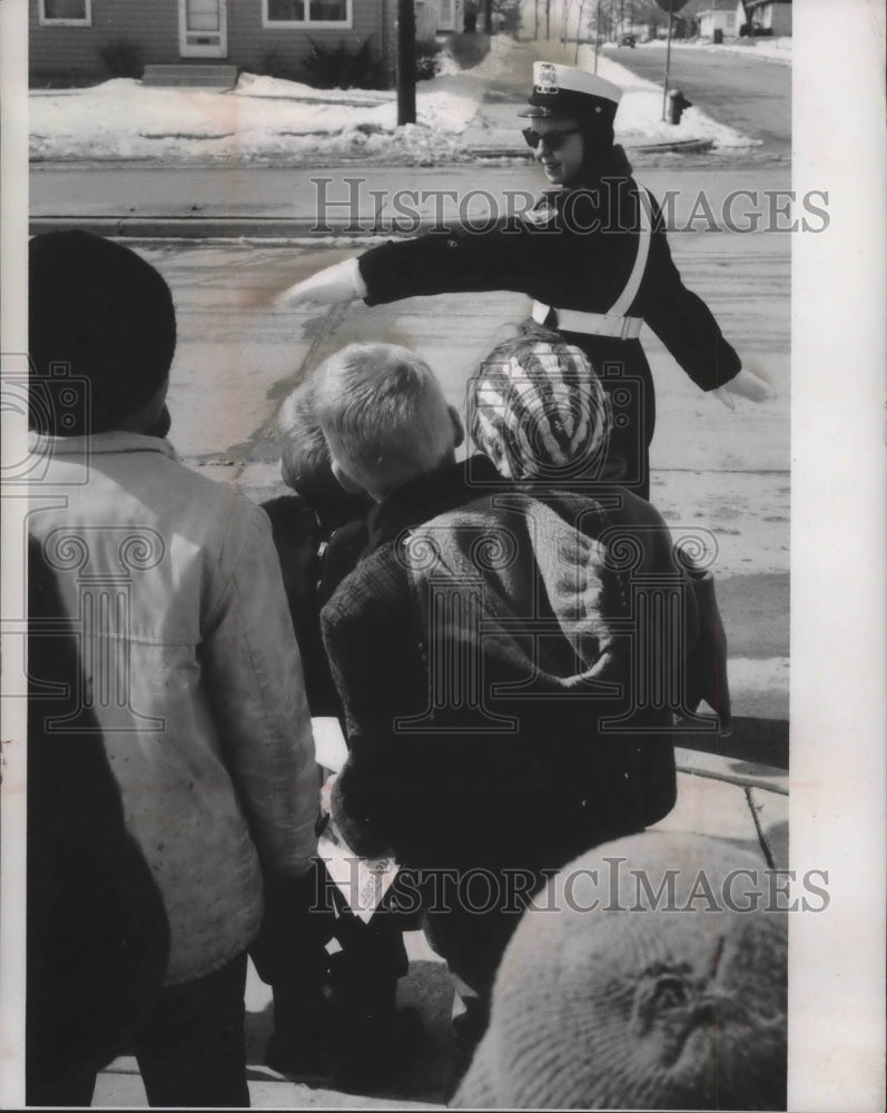 Load image into Gallery viewer, 1963 Press Photo Mrs. Dolores Michalski, a Milwaukee Crossing Guard - mjb43983
