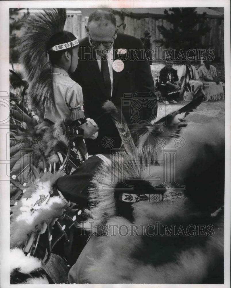 1963 Press Photo Governor Reynolds talks with Indian boy at fair, Menominee.