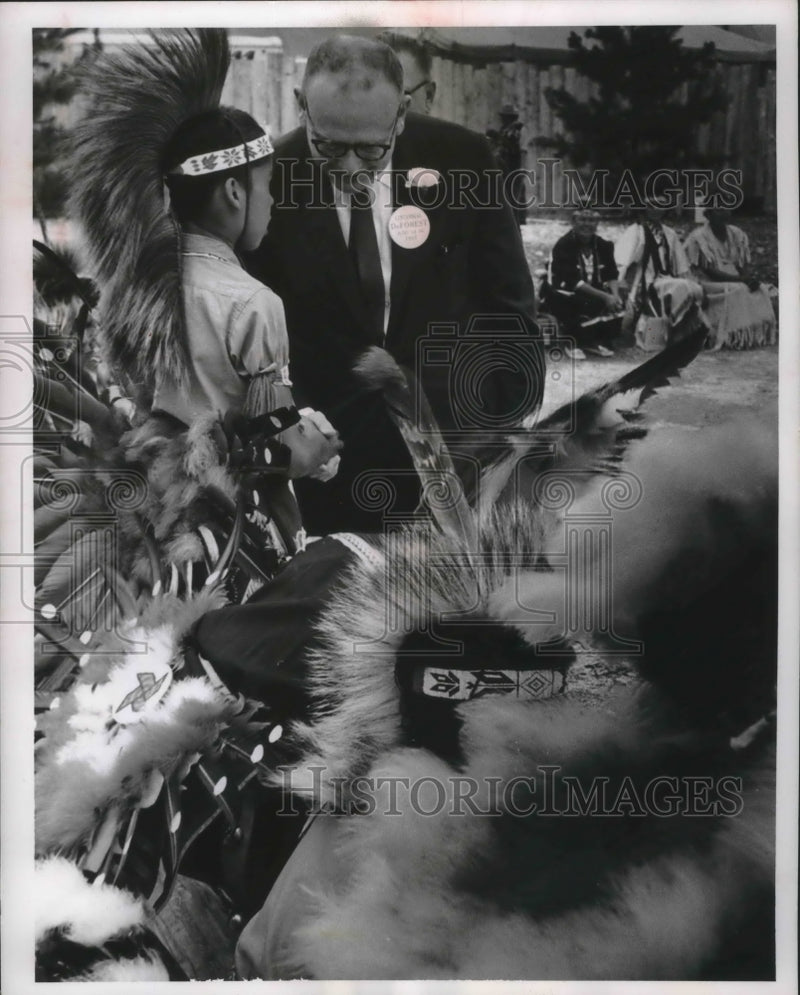 Load image into Gallery viewer, 1963 Press Photo Governor Reynolds talks with Indian boy at fair, Menominee.
