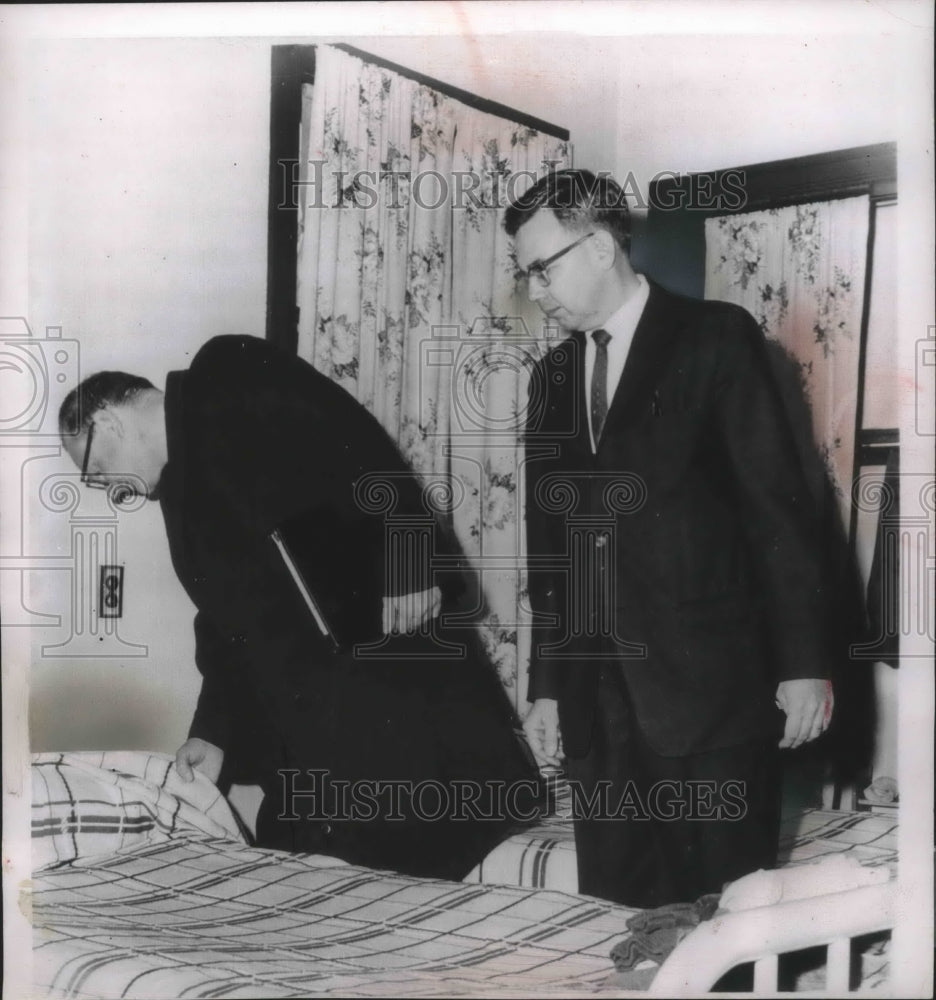 1962 Press Photo Governor Reynolds and Arthur Gerg, inspect child center, Sparta