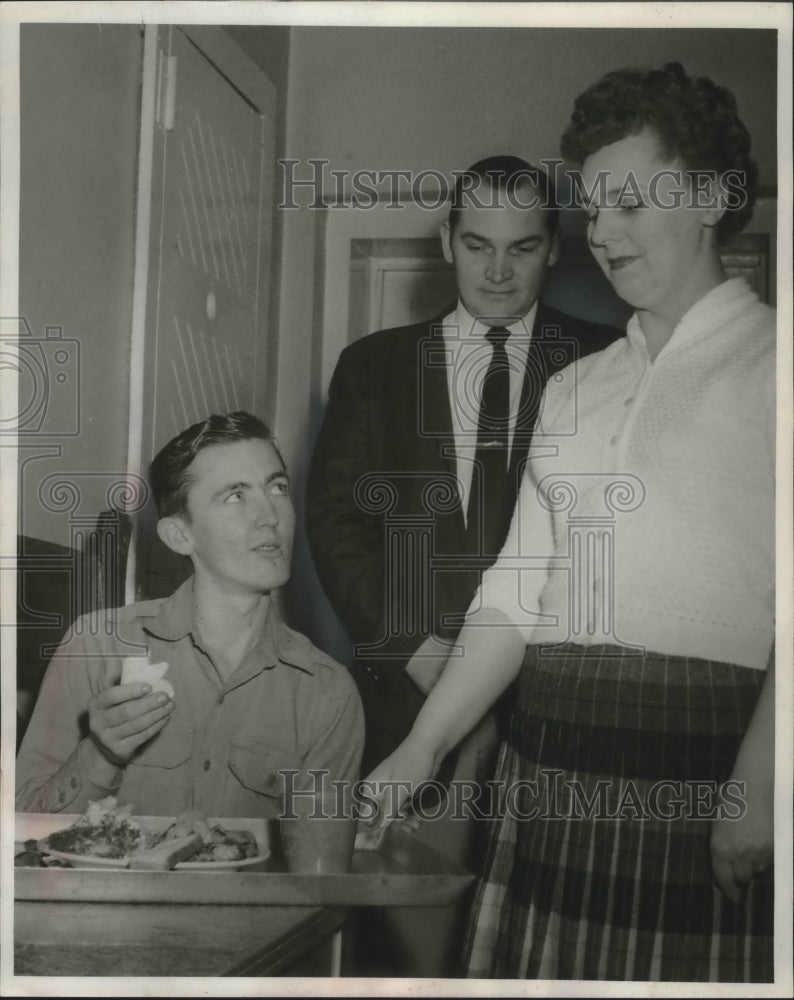 1960 Press Photo Garold Rheinschmidt Eating Dinner at Monroe Co. Jail
