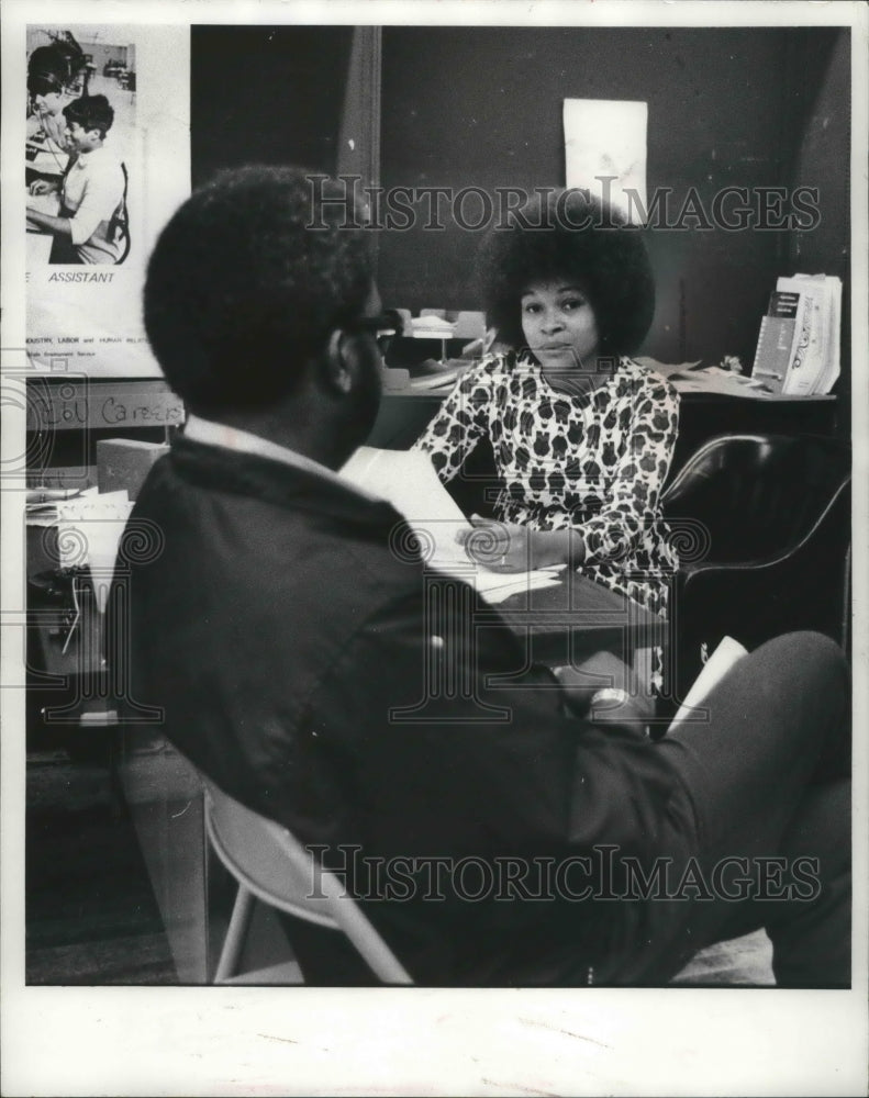 1972 Press Photo Mrs. Arthur Pumphrey counsels a client, Wisconsin - mjb44086