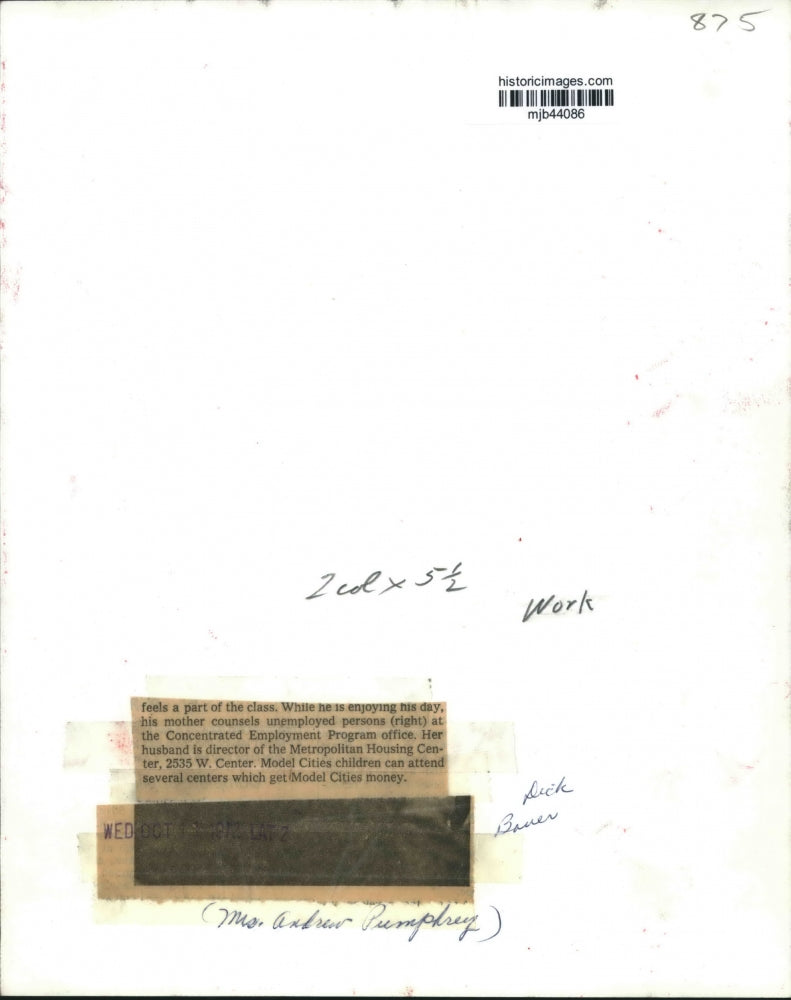 1972 Press Photo Mrs. Arthur Pumphrey counsels a client, Wisconsin - mjb44086