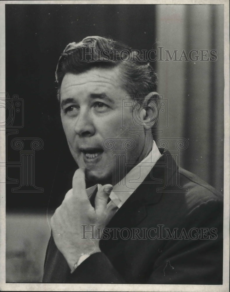 Load image into Gallery viewer, 1969 Press Photo Mayor Maier At His Press Conference Friday - mjb44089
