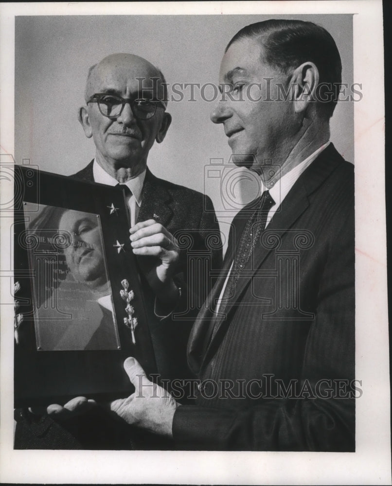 1968 Press Photo Manager Newell Meyer Accepts Award for The Milwaukee Journal
