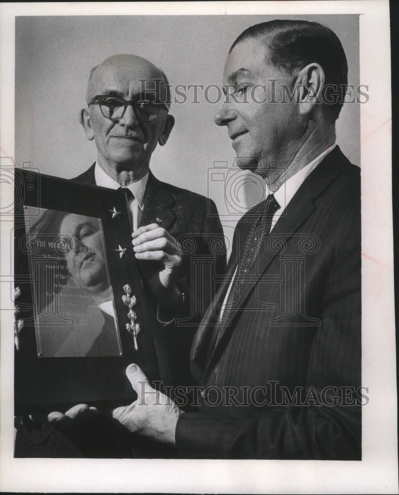 Load image into Gallery viewer, 1968 Press Photo Manager Newell Meyer Accepts Award for The Milwaukee Journal
