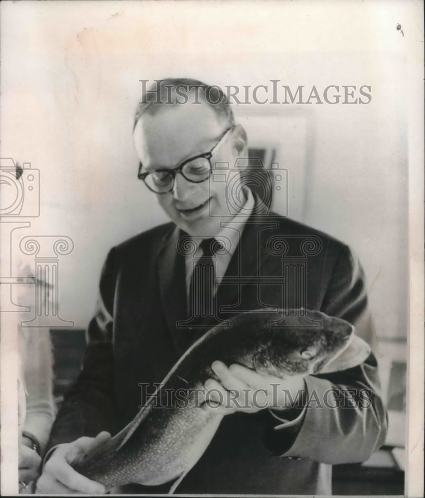 1964 Press Photo Gov. Reynolds is presented with lake trout, Madison Wisconsin