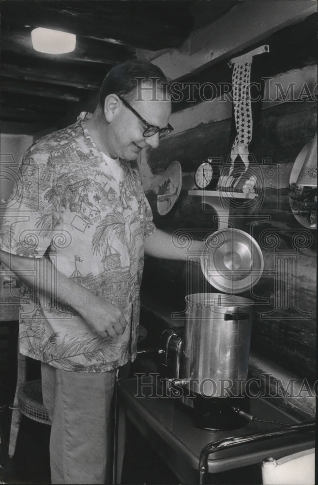 Load image into Gallery viewer, 1963 Press Photo Governor John Reynolds cooking at his Door county vacation home
