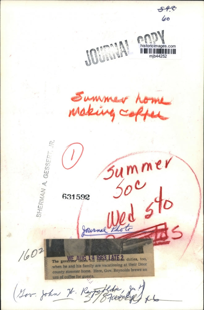 1963 Press Photo Governor John Reynolds cooking at his Door county vacation home