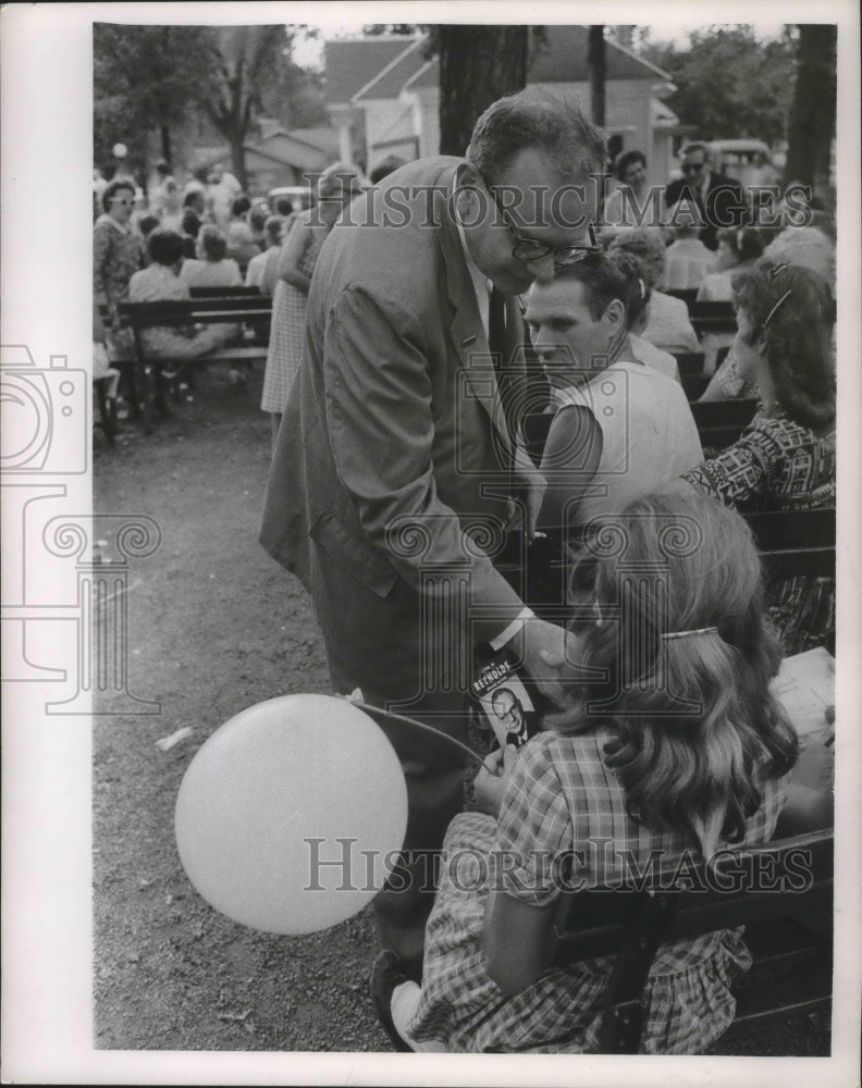 1962 Press Photo Attorney General John Reynolds greets a little girl - mjb44253- Historic Images