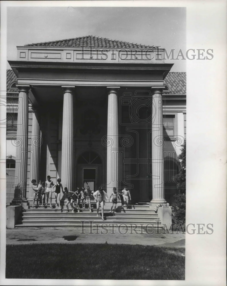 1963 Press Photo Children pour out of Governor John Reynold&#39;s official mansion- Historic Images