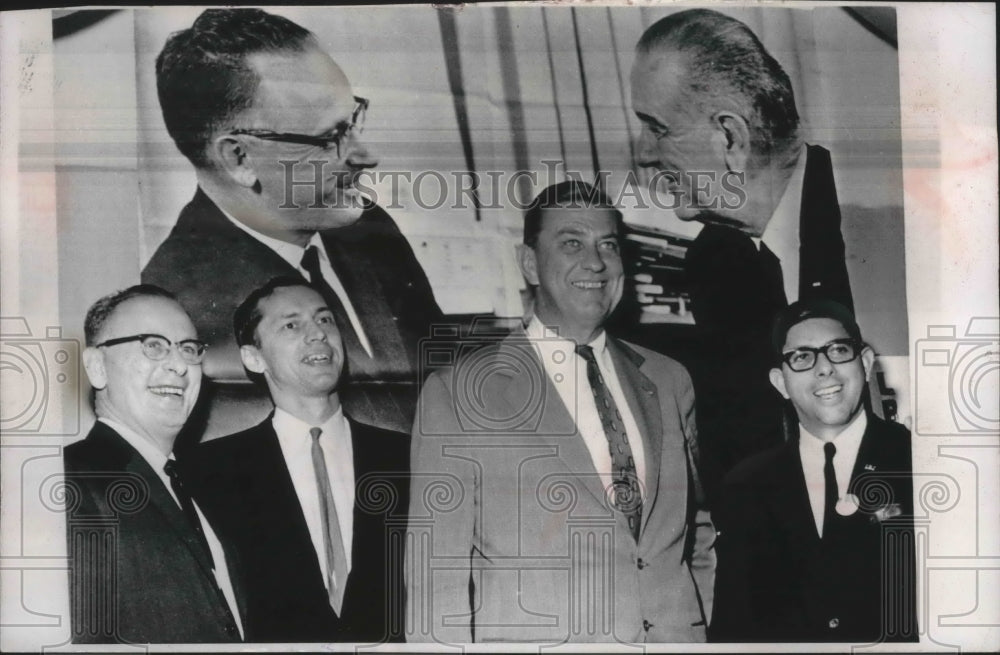 1964 Press Photo Franklin D. Roosevelt, jr. with Wisconsin Democratic candidates- Historic Images