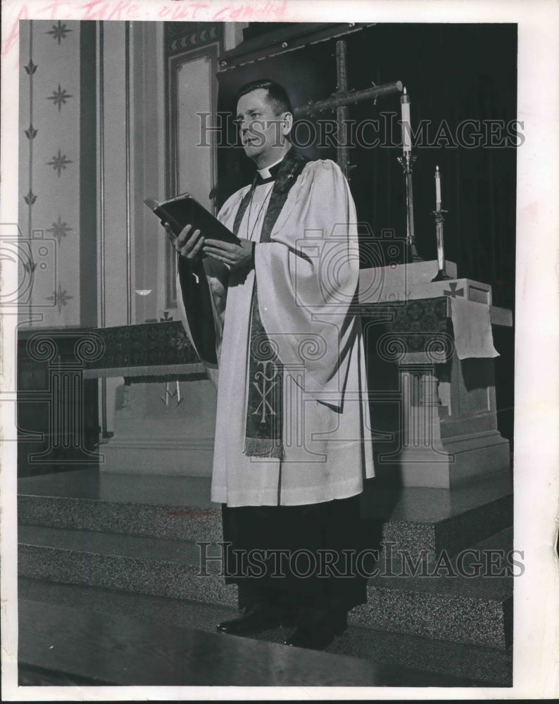 1969 Press Photo Rev. Hoover Grimsby, Ascension Lutheran Church, Milwaukee- Historic Images