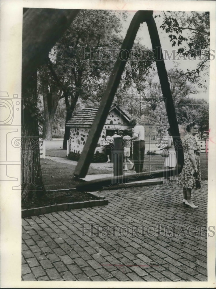 1963 Press Photo Visitors examine the wooden pump, Greenbush, Wisconsin.- Historic Images