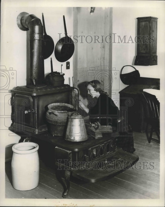 1953 Press Photo Kitchen stove of 1800's used at Wade House, Greenbush, WI
