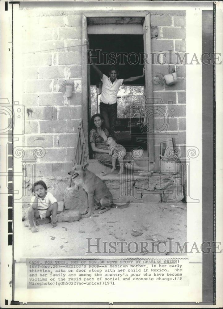 1971 Press Photo Mexican mother with children on doorstep in Mexico - mjb44713