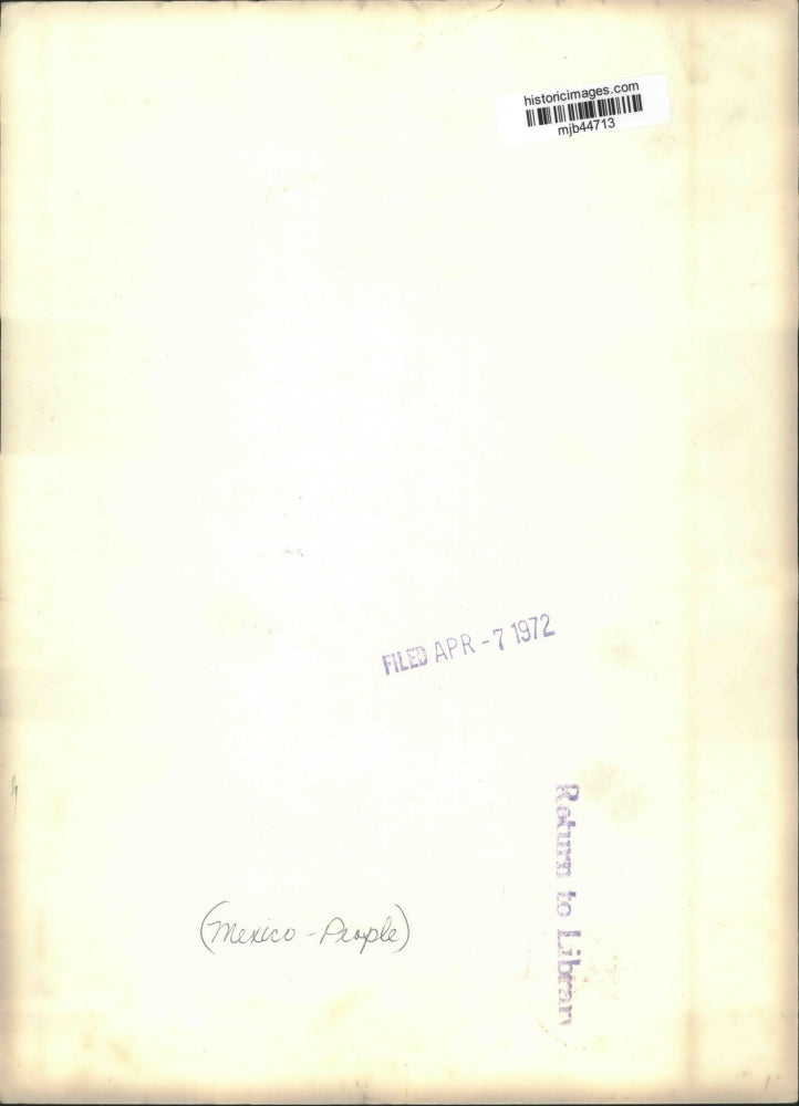 1971 Press Photo Mexican mother with children on doorstep in Mexico - mjb44713