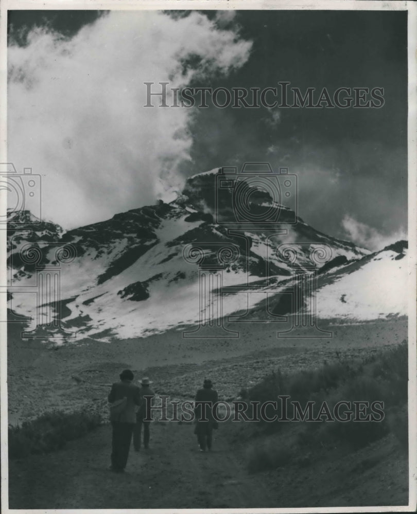 1953 Press Photo hikers on Mount Popocatepetl close to Mexico City, Mexico- Historic Images