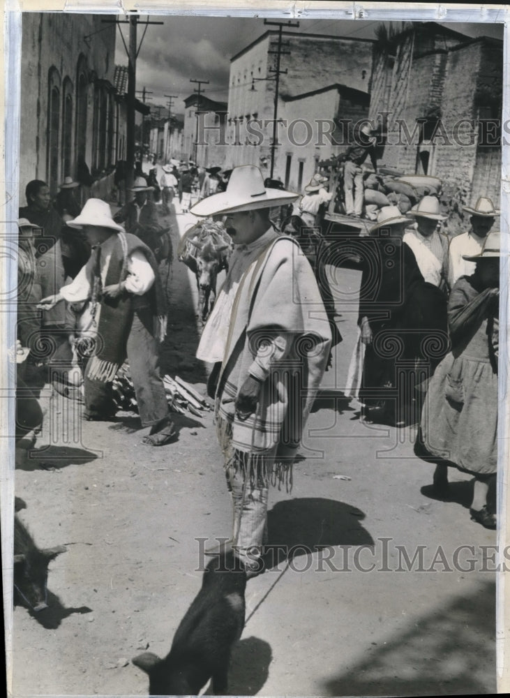 1938 Press Photo Mr. Mestizo in Mexican business suit on busy street in Mexico- Historic Images