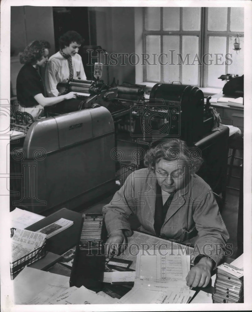 1954 Press Photo Milwaukee Journal Business office, Evie Rank and Carol Kraseman- Historic Images