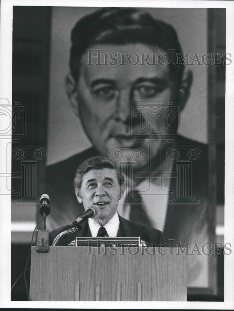 Load image into Gallery viewer, 1974 Press Photo Milwaukee Mayor Henry Maier speaking at podium - mjb44776
