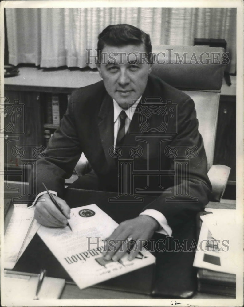 1962 Press Photo Mayor Maier signs proclamation &quot;Learn to Bowl&quot; week, Milwaukee- Historic Images