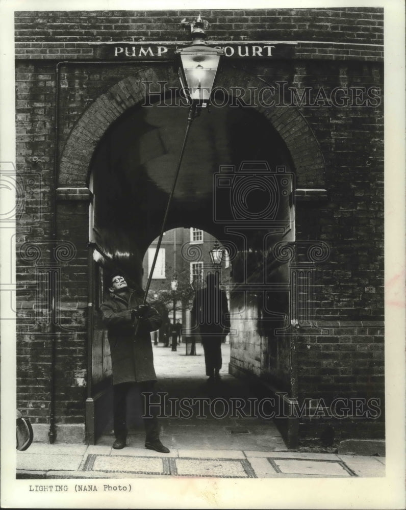 Load image into Gallery viewer, 1973 Press Photo Ivan Ramnauth, the last lamplighter in London, England
