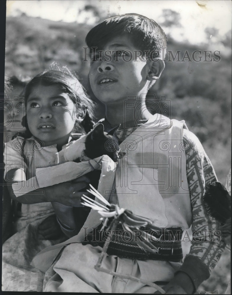 1952 Press Photo A Mexican sister and brother jointly guard a sleepy eyed cat.- Historic Images