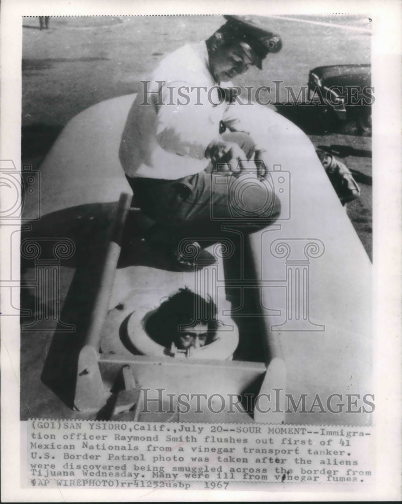 1967 Press Photo Immigration officer Raymond Smith discovers smuggled alien