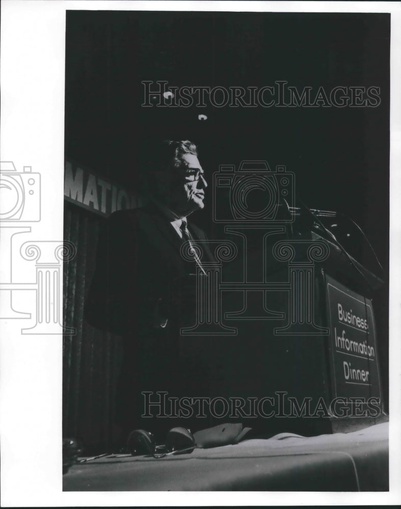 Load image into Gallery viewer, 1971 Press Photo Victor Irwin Maier at a Business Information Dinner, Milwaukee
