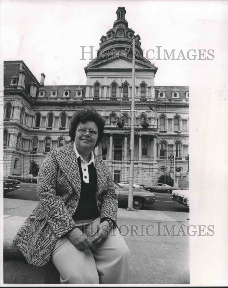 1973 Press Photo Politician Barbara Mikulski sits in front of a building- Historic Images