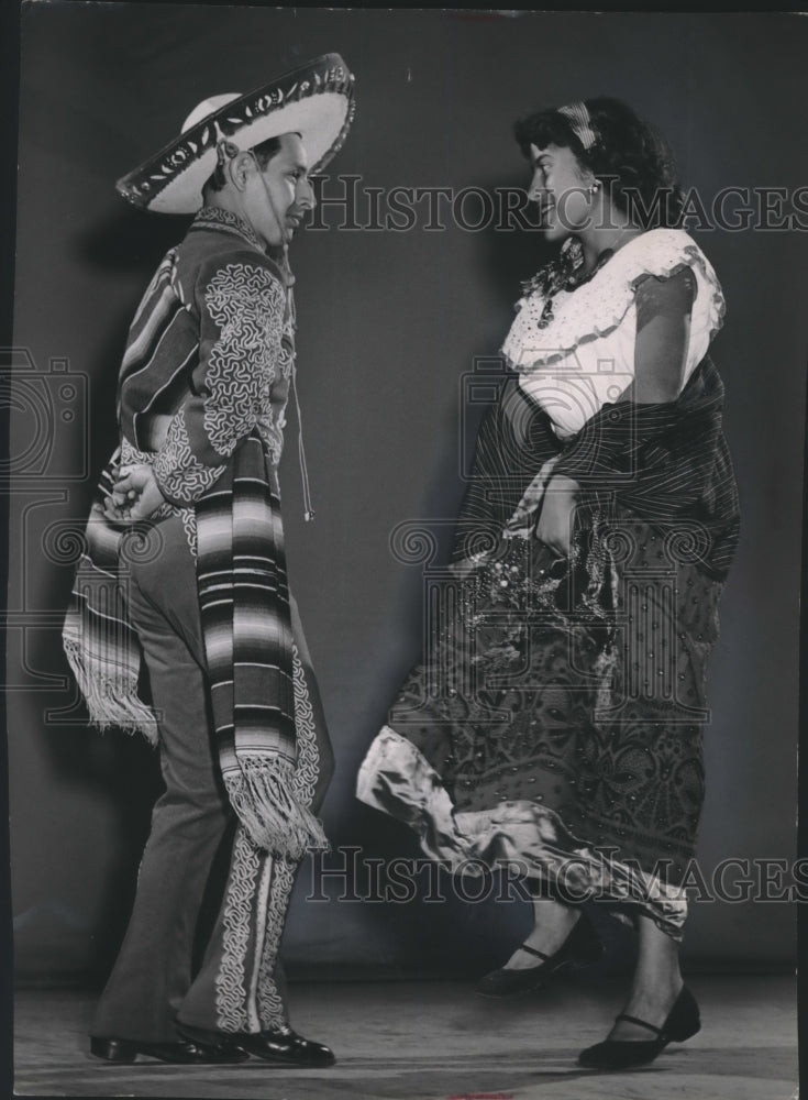 1953 Press Photo Dancers celebtrate Mexico&#39;s Independence Day, Milwaukee- Historic Images